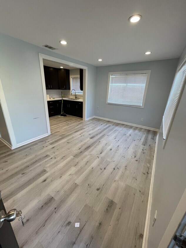 Foto principal - 862 N West Knoll Dr