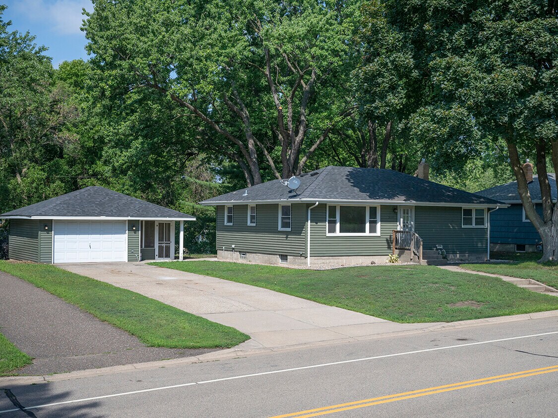 2069 Western Ave N, Roseville, MN 55113 House Rental in Roseville, MN