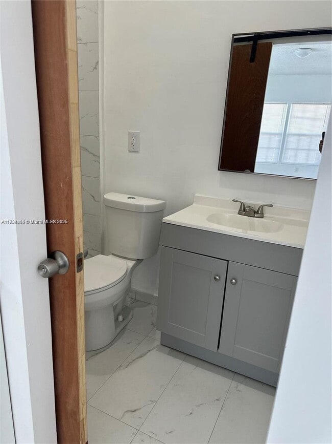 Foto del edificio - 5730 NW 199th St