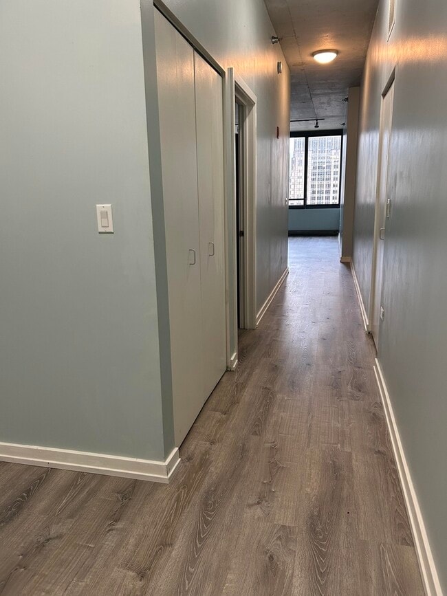 Building Photo - 235 W Van Buren St