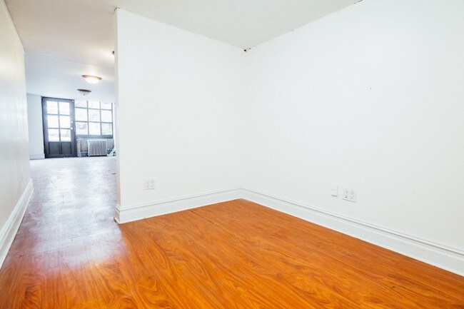 Building Photo - 114 E 7th St