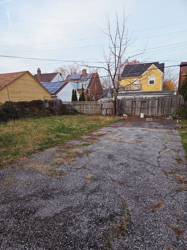 Foto del edificio - 18101 Schenely Ave