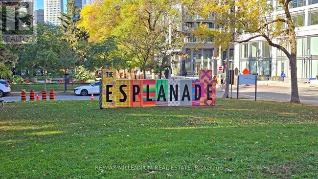 Photo du bâtiment - 222 The Esplanade