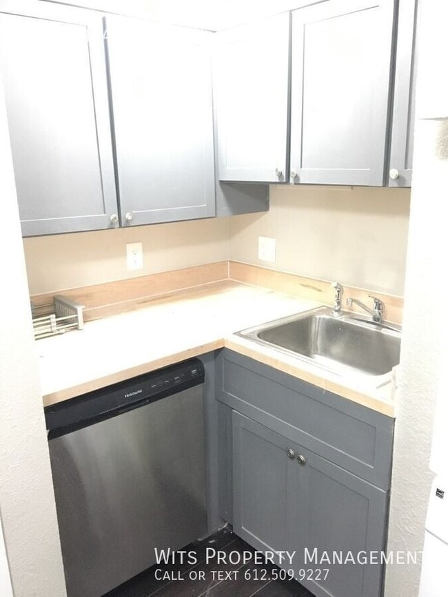 Building Photo - 1220 Lilac Dr N