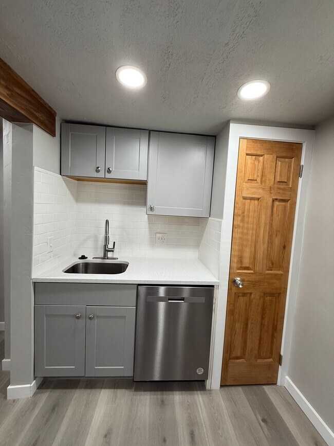 Building Photo - Holladay One Bedroom; 700 sq ft; Remodeled