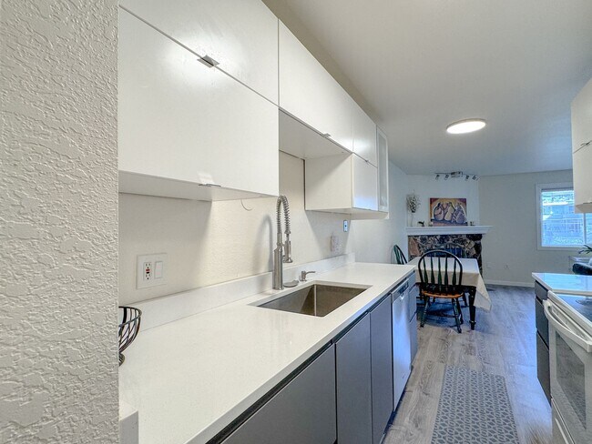 Foto del edificio - Beautifully Updated 2bd/2bth Greenwood Con...