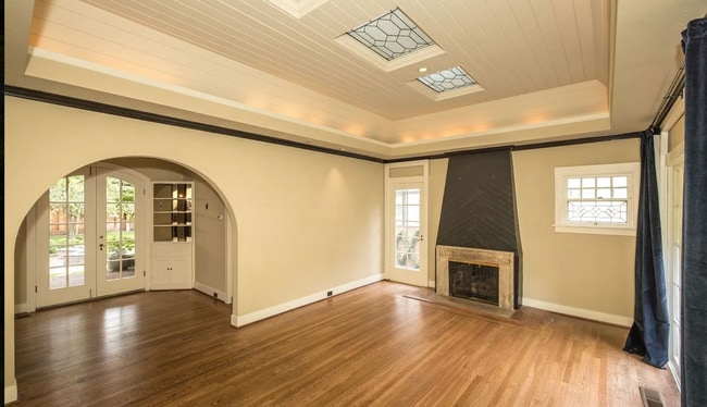 Building Photo - Charming Home w/ Beautifully Landscaped Ya...
