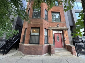 Building Photo - 817 N Hoyne Ave