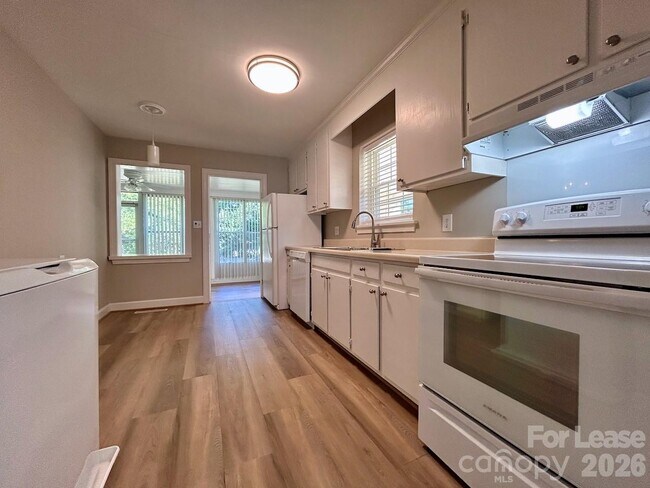 Foto del edificio - 4805 Gilmore Dr