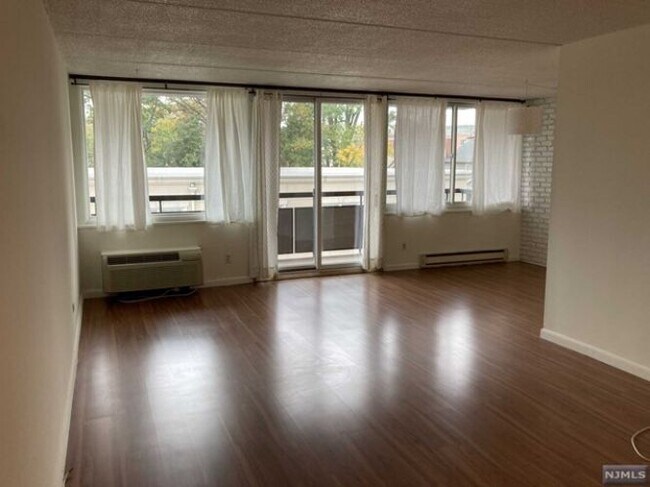 Foto del edificio - 555 Gorge Rd