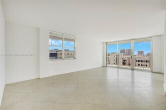 Building Photo - 9500 W Bay Harbor Dr