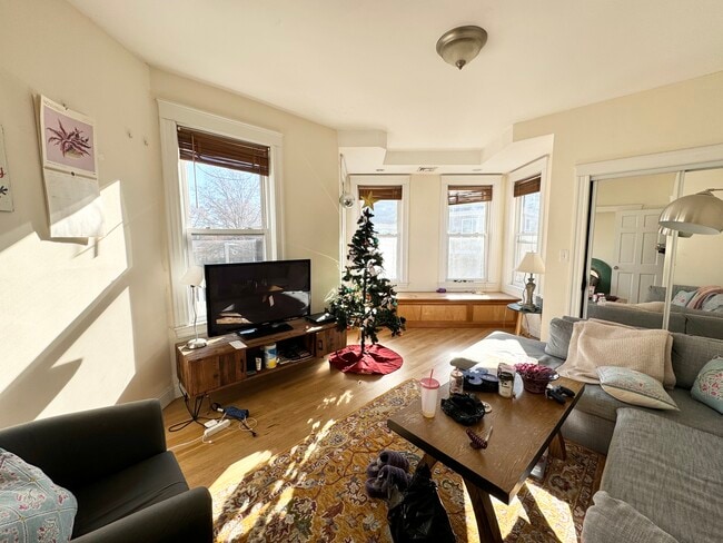 Building Photo - 11 Hillside St