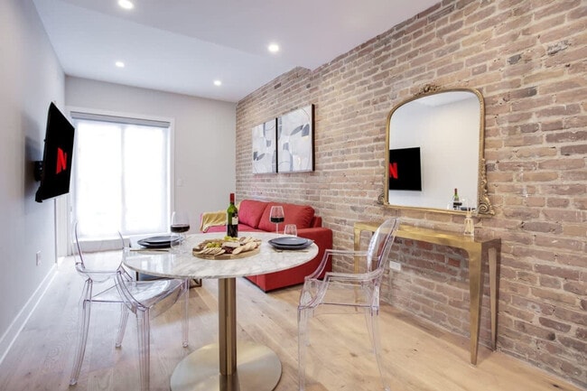 Building Photo - 1520 Av des Pins O