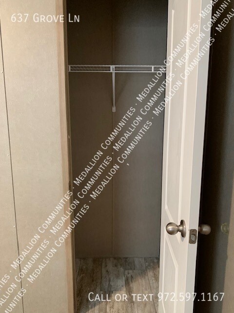 Foto del edificio - 637 Grove Ln