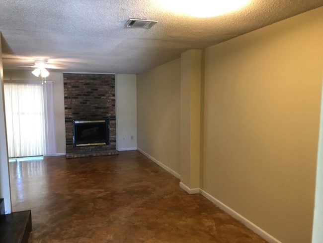 Building Photo - 60 Colonial Dr