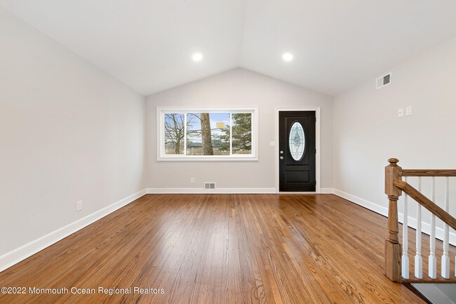 Building Photo - 2 Middlesex Rd