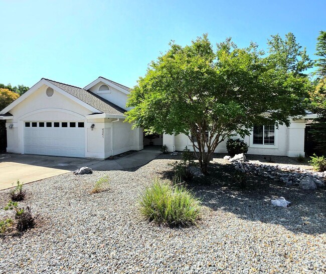 Building Photo - 4 BED/2 BATH IN REDDING IN THE WESTSIDE ES...