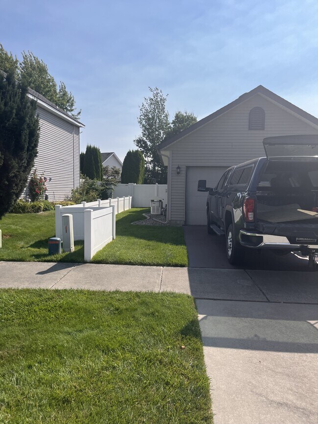 Foto del edificio - 8182 N Brookside Dr