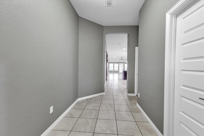 Building Photo - 2933 Diego Dr