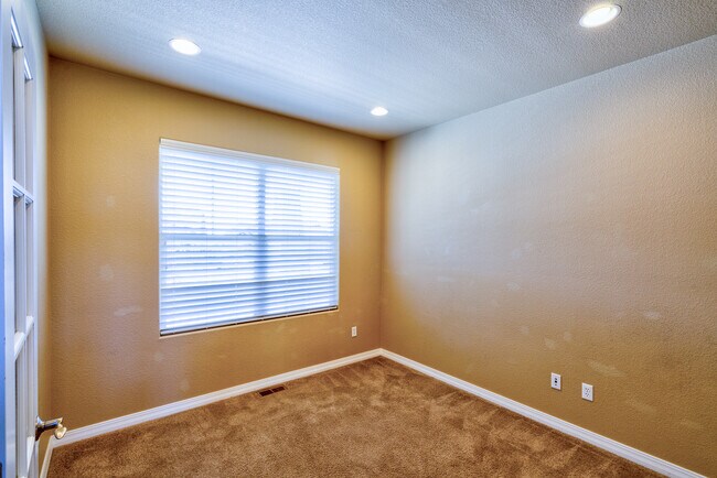 Foto del edificio - 4818 Turquoise Lake Ct