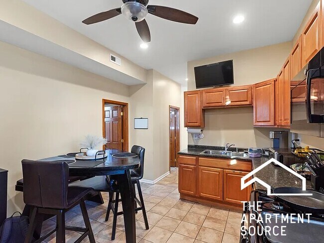 Foto del edificio - 2028 N Hamlin Ave