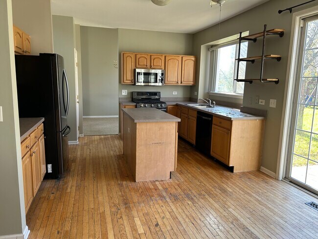 Kitchen - 104 Seton Creek Dr
