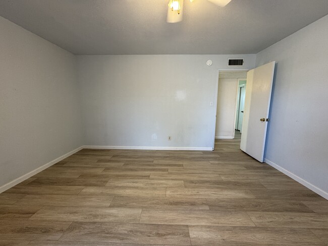 Building Photo - 1122 Avenida de las Estrellas