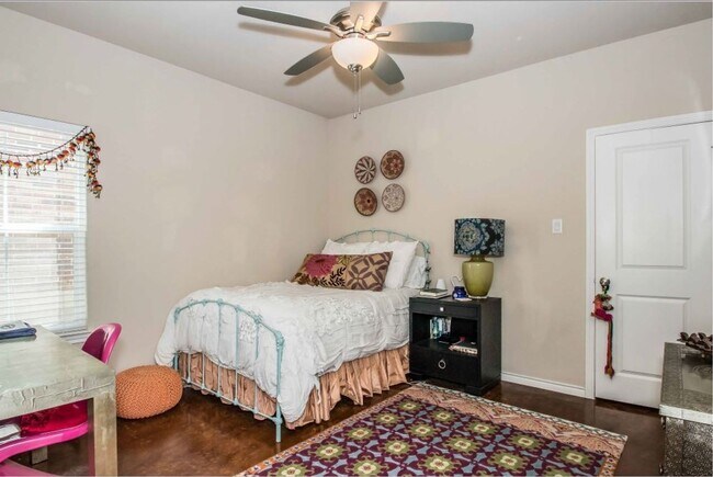 Building Photo - * MOVE IN SUMMER 07/01/2027 * 6 Bed 4 Bath...