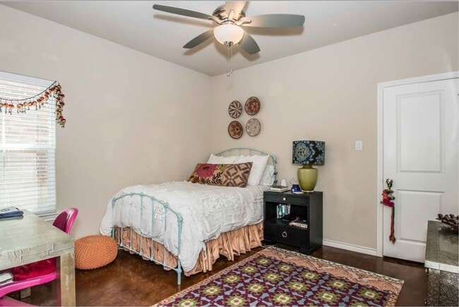 Building Photo - * MOVE IN SUMMER 6/16/2027 * 6 Bed 4 Bath ...
