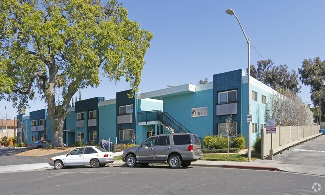 Foto del edificio - Peacock Court Apartments