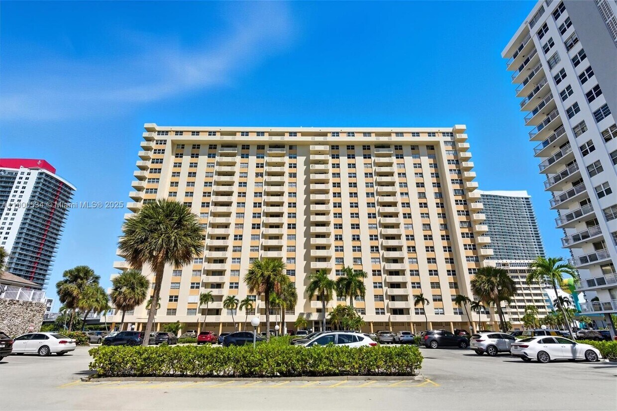 Foto principal - 1833 S Ocean Dr