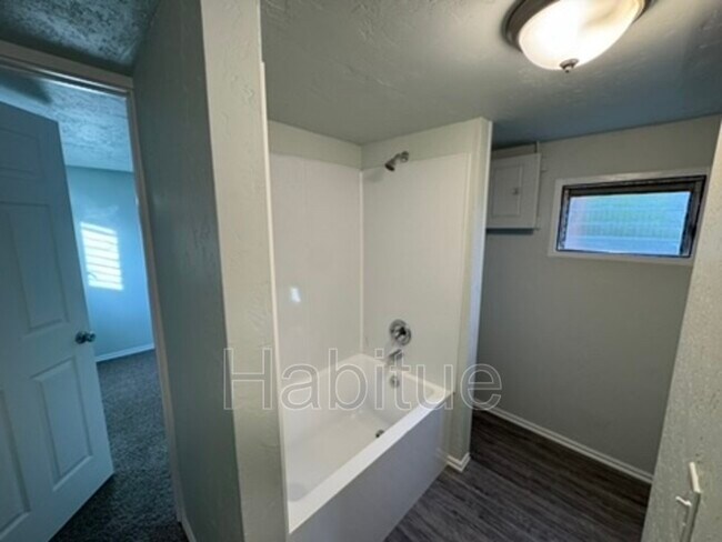 Foto del edificio - 2318 W Targee St