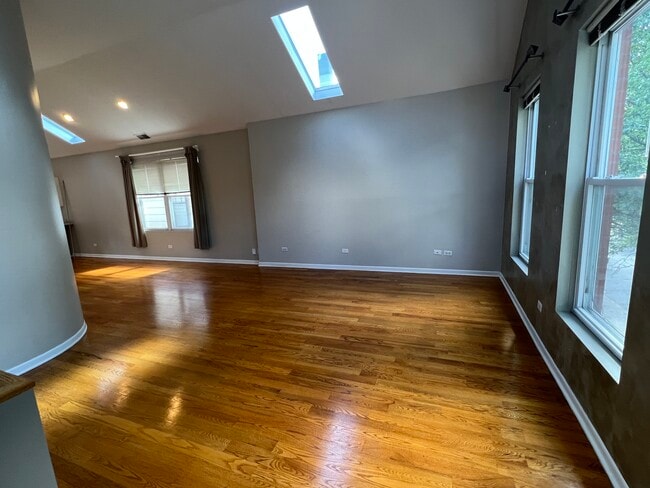 Building Photo - 925 S Carpenter St