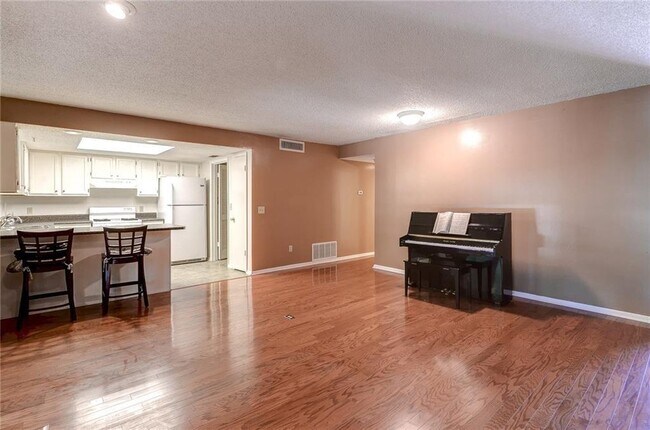 Building Photo - 44 Rumson Ct