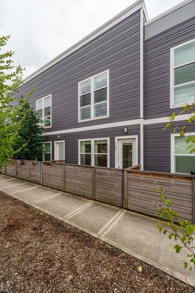 Building Photo - Evergreen Townhomes