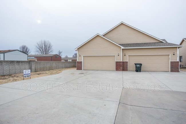 Building Photo - 1048 E Karla Ave