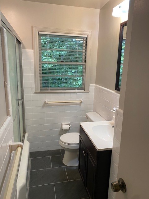 Baño completo en el pasillo - 2147 Perkerson Rd SW