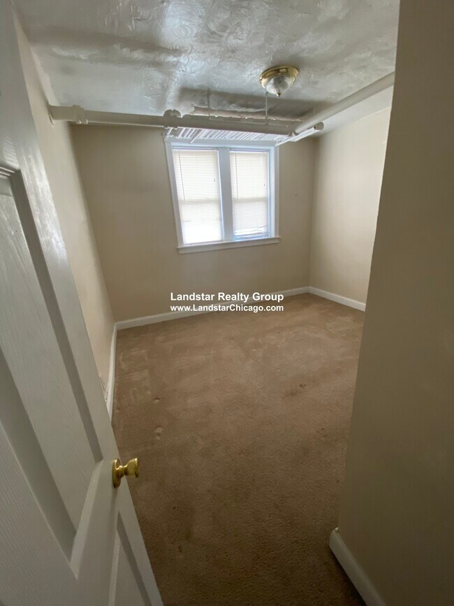 Building Photo - 3258 W Belle Plaine Ave