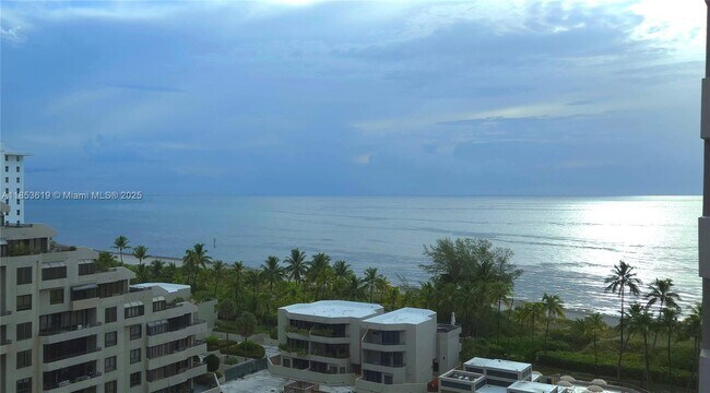 Foto del edificio - 201 Crandon Blvd