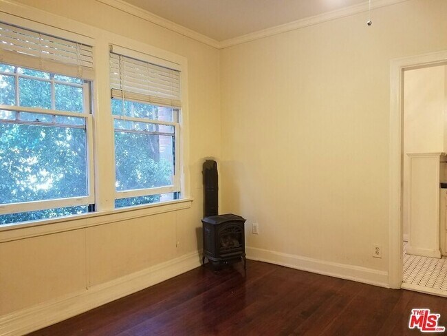 Foto del edificio - 649 N Rossmore Ave