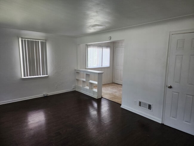 Sala de estar - 1830 Ferguson Ave