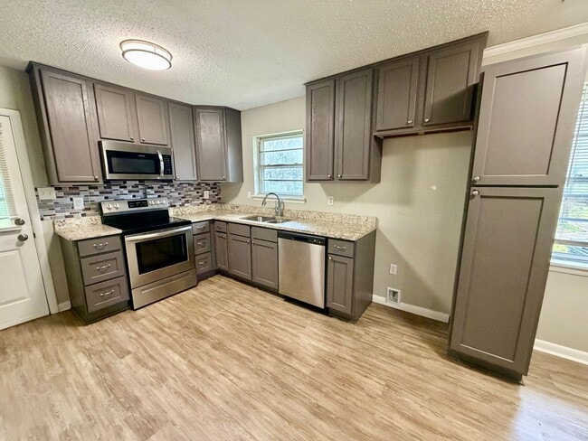 Building Photo - Comfortable 3-Bed Home with Fenced Backyard