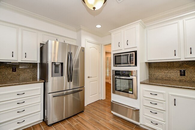 Foto del edificio - 7506 Creekwood Dr