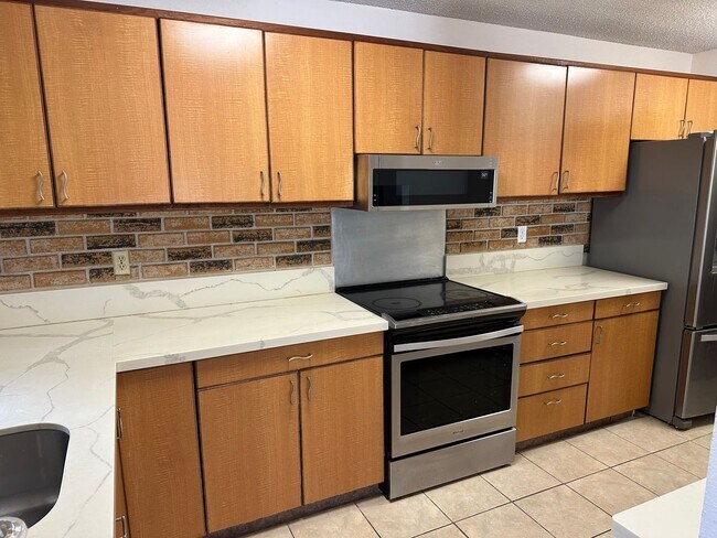 Foto del edificio - Spacious 3BR/2BA Split-Level End Unit with Private Courtyard