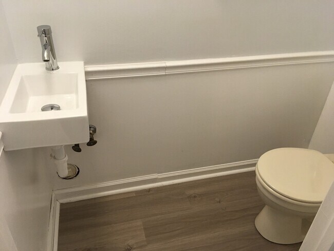 Building Photo - 2 Bedroom, 1.5 Bathroom Condo in Winston-Salem!