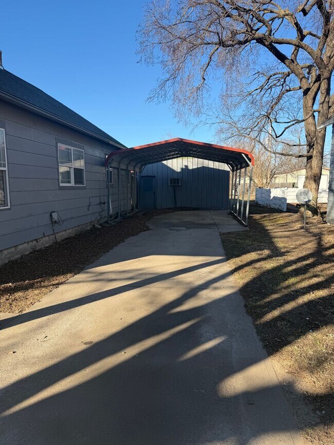 Building Photo - Hutchinson Rental