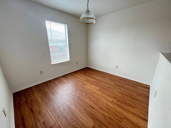 Foto del edificio - 2808 Cantabrian Dr