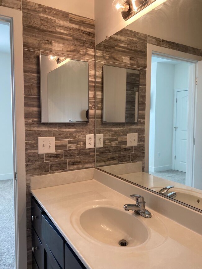 Foto del edificio - Room in 3 Bedroom Townhome at Seigle Point Dr