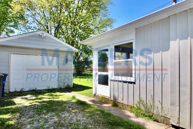 Foto del edificio - Three bedroom with 1 and a half bath tradi...