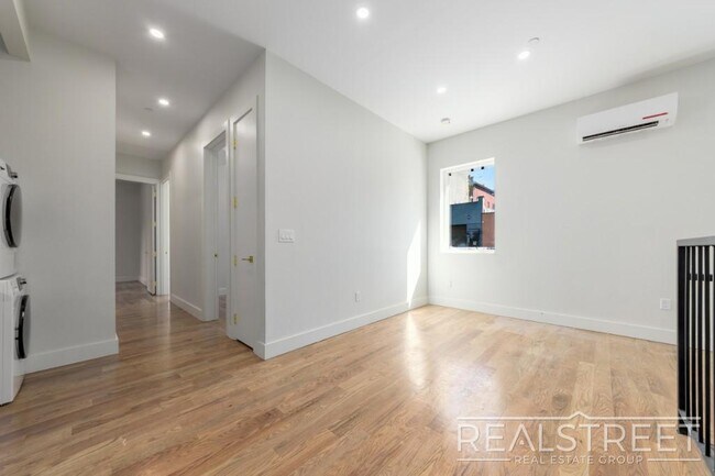 Foto del edificio - Spacious 5-Bedroom, 2-Bath Duplex in Prime...